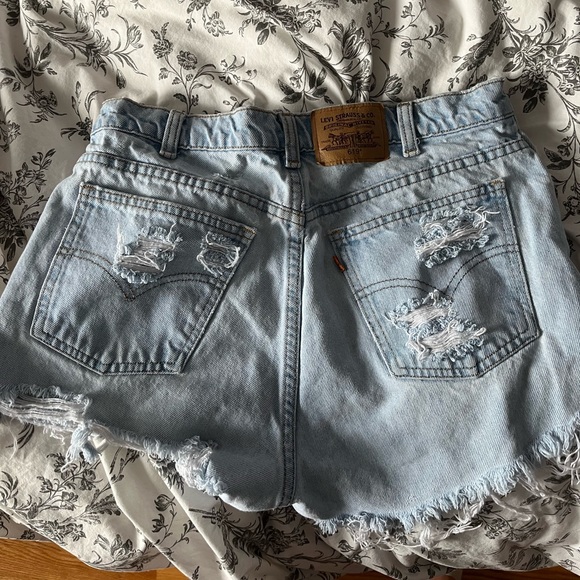 Levi’s distressed jean shorts - Picture 3 of 4